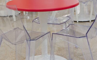 Sedute trasparenti: il ritorno delle sedie in acrilico lucite